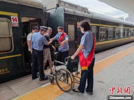 湖南铁路部门成立重点旅客帮扶队,为需要帮助旅客提供爱心帮助。 广铁集团供图 京广普铁韶关区段暂停运行 湖南高铁转运万余名旅客