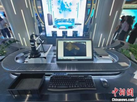 拓维信息携手旗下湘江鲲鹏以“鲲鹏+昇腾AI”为技术基座,成功打造“兆瀚”国产智能计算自主品牌。 唐小晴 摄 湖南规模以上软件业企业营收突破2000亿元 重点企业实力持续提升
