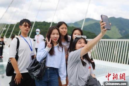 7月3日至8日,2023年全国台联第二十届台胞青年千人夏令营湖南分营举行。图为台胞青年“打卡”张家界玻璃桥。 郑和泽 摄 台胞青年领略大美潇湘:“打卡”、圆梦、旅行、“回家”