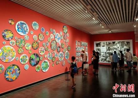 参观者驻足欣赏作品。 邓霞 摄 4000余件少儿美术作品长沙展出 来看童心编织的艺术世界