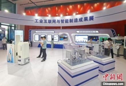 现场展出了部分新技术新成果。 向一鹏 摄 多名专家长沙探讨工业互联网与智能制造创新发展