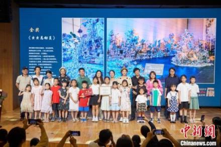 “2023第二届湖南少儿美术作品双年展”颁奖典礼现场。李自健美术馆供图 第二届湖南少儿美术作品双年展颁奖 137组作品获奖