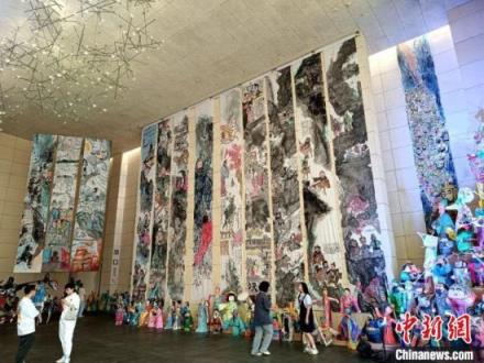 截至8月25日,“2023第二届湖南少儿美术作品双年展”参观人数已突破76万人次。邓霞摄 第二届湖南少儿美术作品双年展颁奖 137组作品获奖