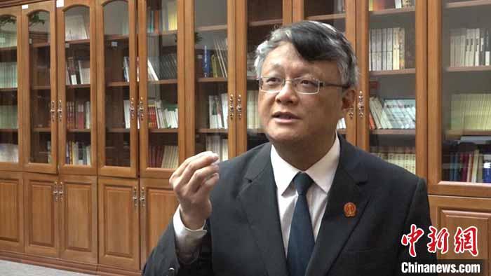 北京知识产权法院审判委员会委员、审判员冯刚接受记者采访。单璐 摄 短视频为什么不能随便“搬”?法官详解侵权风险